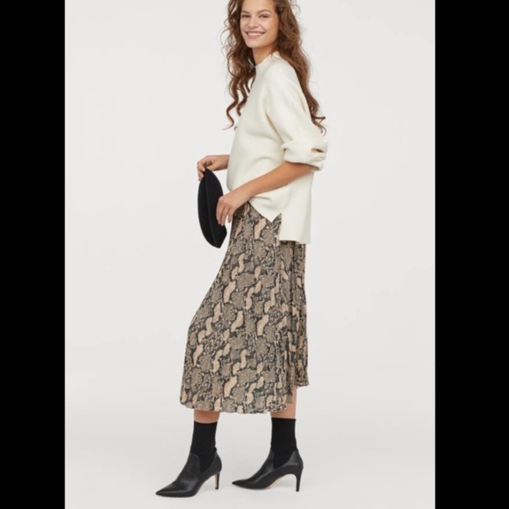 H&M Snake Skin Pleated Skirt M